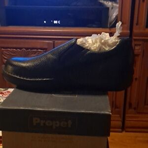 Mens propet slip on black grain leather. Never worn 11 wide